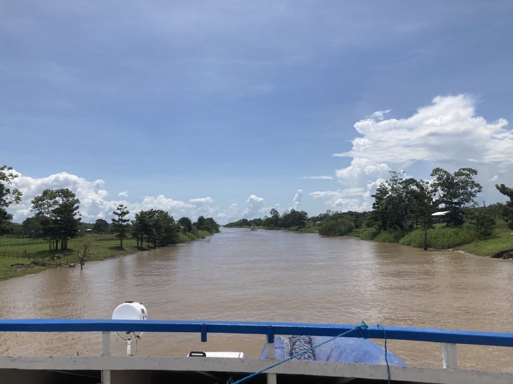 Паромы по Амазонке: мини-гайд и личный опыт